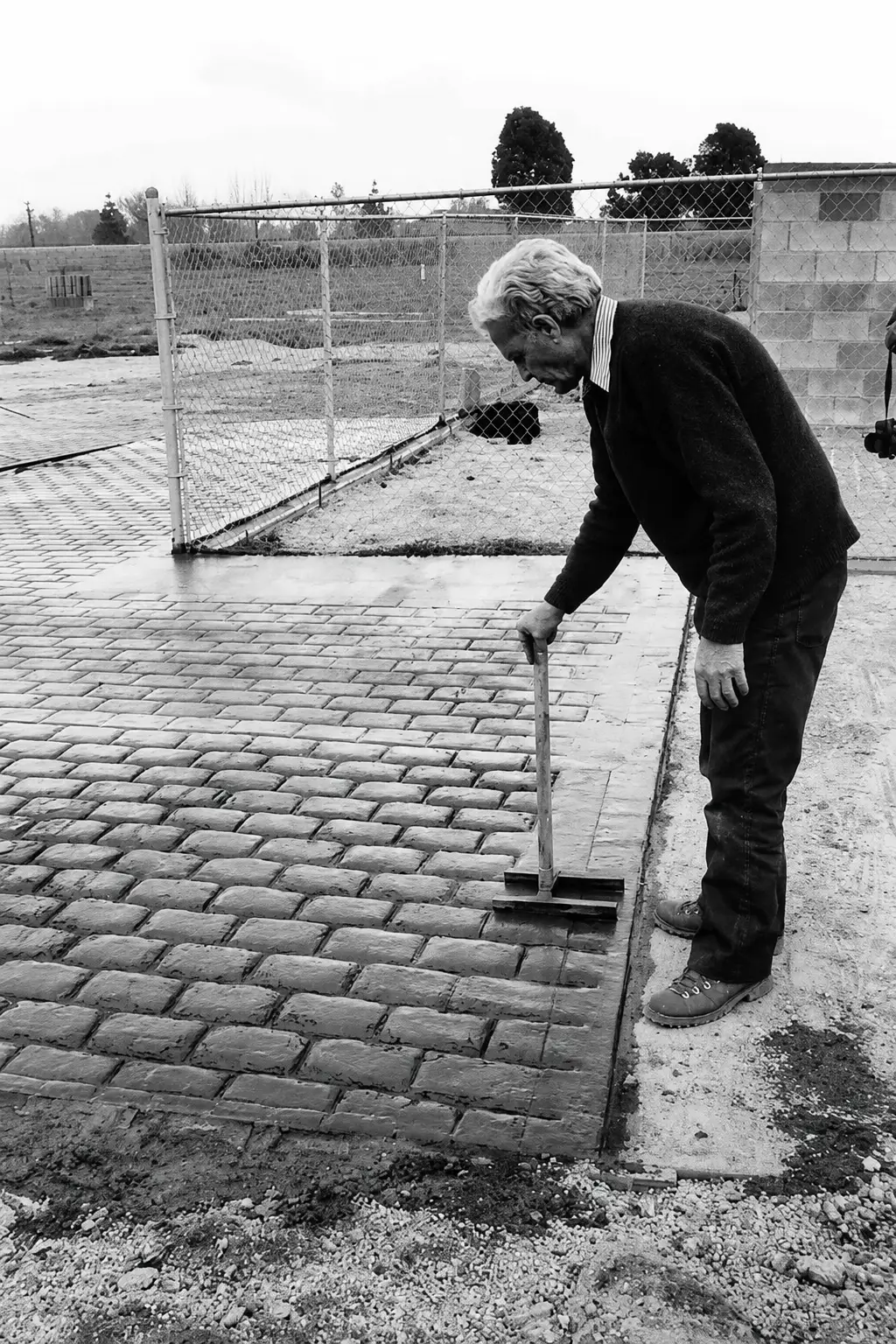 Ręczne narzędzie do fakturowania wzoru kostki brukowej w betonie.