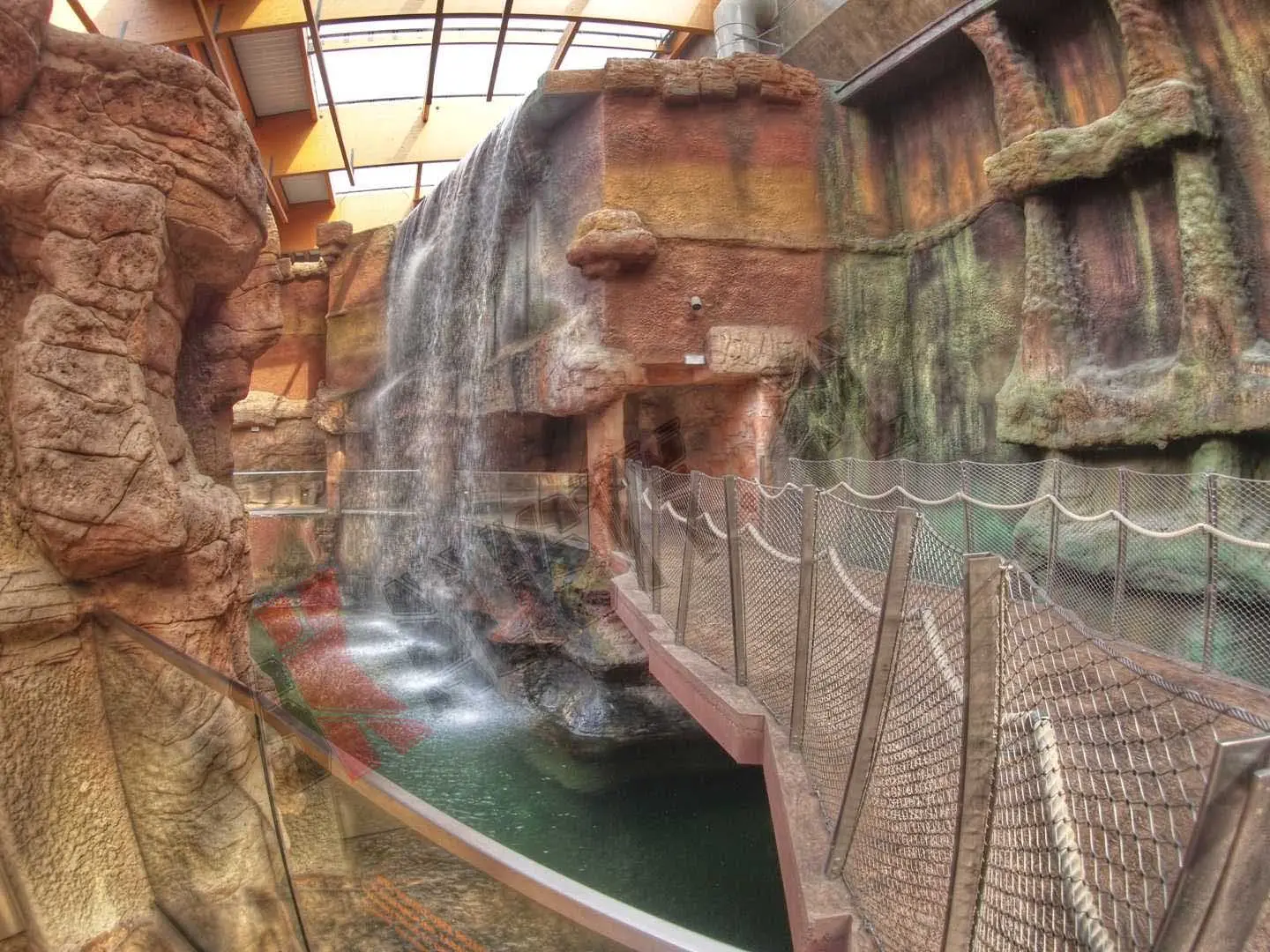 sztuczne-skaly-afrykarium-zoo-381.webp