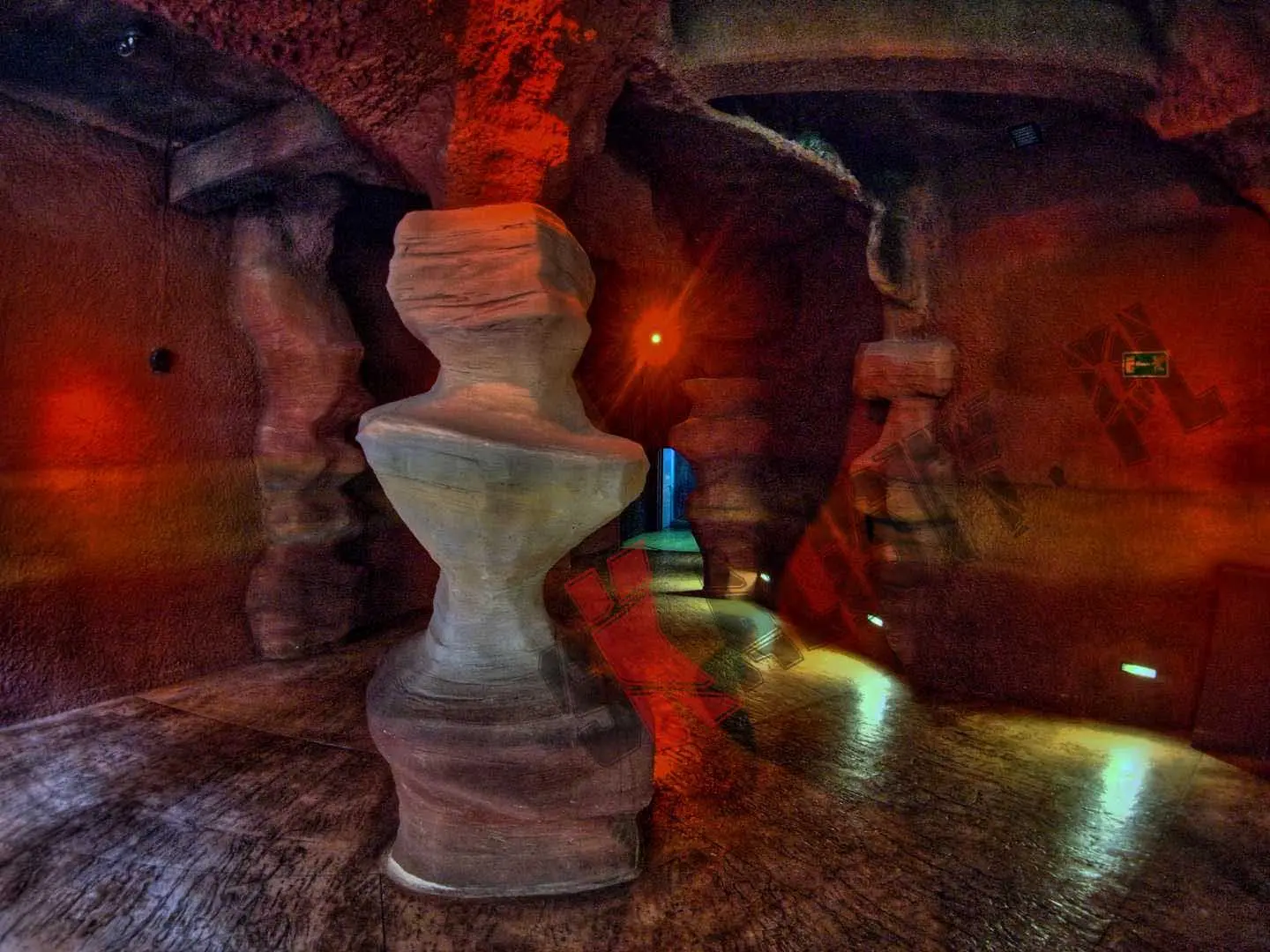 sztuczne-skaly-afrykarium-zoo-411.webp
