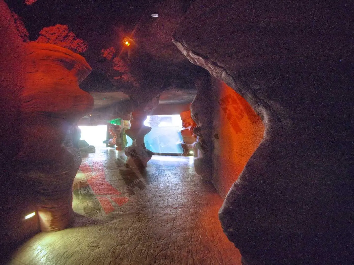 sztuczne-skaly-afrykarium-zoo-421.webp