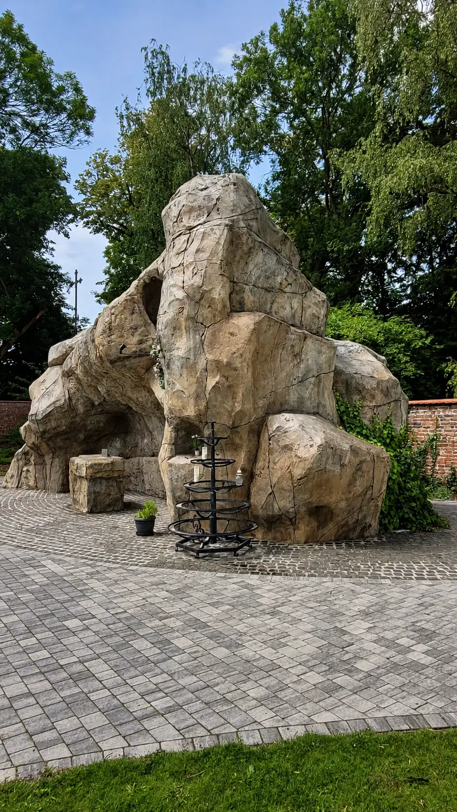 grota-z-lourdes-5.webp